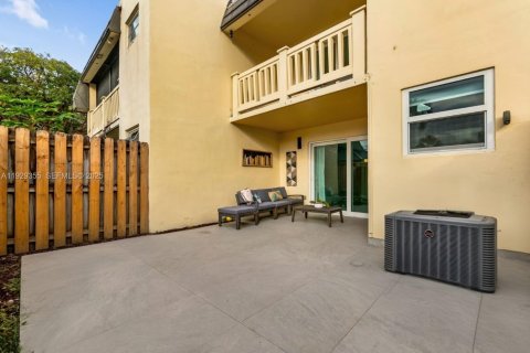 Adosado en venta en Miami, Florida, 2 dormitorios, 117.61 m2 № 1989667 - foto 25