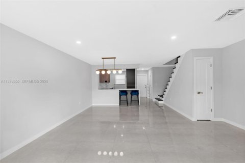 Adosado en venta en Miami, Florida, 2 dormitorios, 117.61 m2 № 1989667 - foto 7