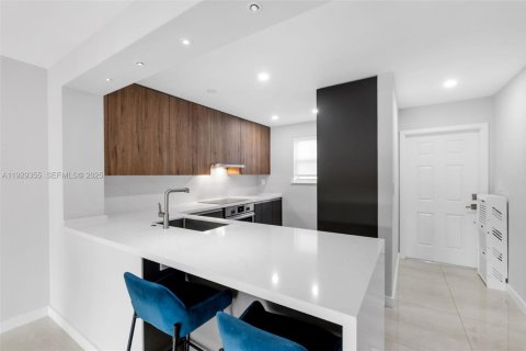 Adosado en venta en Miami, Florida, 2 dormitorios, 117.61 m2 № 1989667 - foto 8