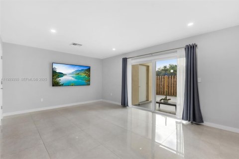 Adosado en venta en Miami, Florida, 2 dormitorios, 117.61 m2 № 1989667 - foto 5