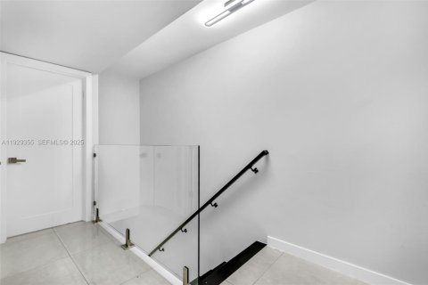 Adosado en venta en Miami, Florida, 2 dormitorios, 117.61 m2 № 1989667 - foto 13