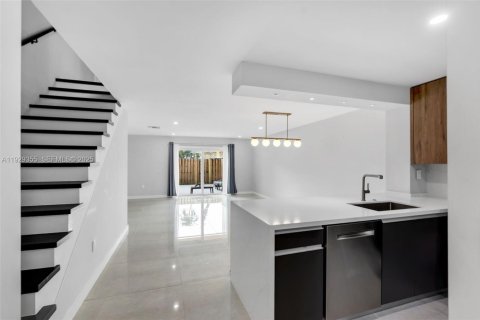 Adosado en venta en Miami, Florida, 2 dormitorios, 117.61 m2 № 1989667 - foto 3