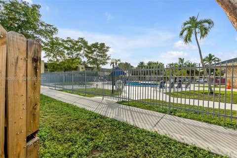 Adosado en venta en Miami, Florida, 2 dormitorios, 117.61 m2 № 1989667 - foto 27