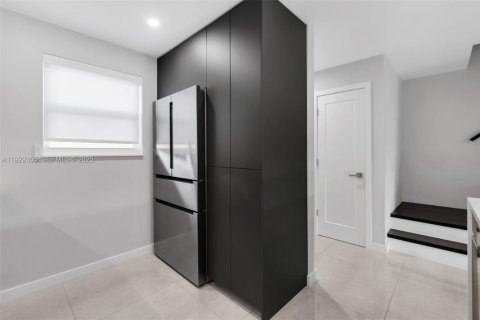 Adosado en venta en Miami, Florida, 2 dormitorios, 117.61 m2 № 1989667 - foto 10