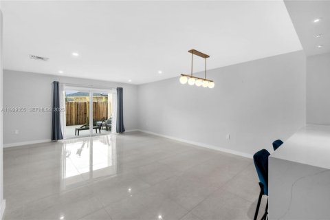 Adosado en venta en Miami, Florida, 2 dormitorios, 117.61 m2 № 1989667 - foto 4