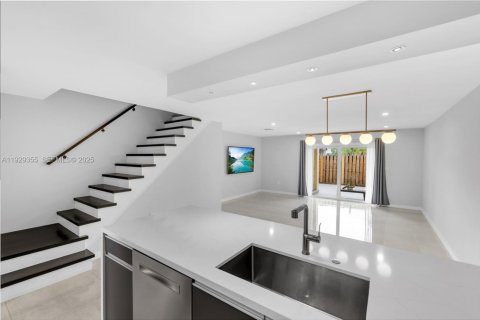 Adosado en venta en Miami, Florida, 2 dormitorios, 117.61 m2 № 1989667 - foto 11