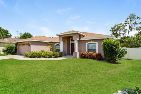 House in Winter Haven, Florida 3 bedrooms, 172.71 sq.m. № 1911779 - photo 2
