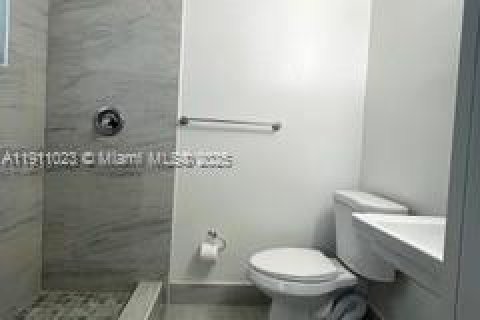 Immobilier commercial à vendre à Miami, Floride: 179.86 m2 № 1969044 - photo 6