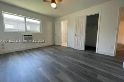 Immobilier commercial à vendre à Miami, Floride: 179.86 m2 № 1969044 - photo 2