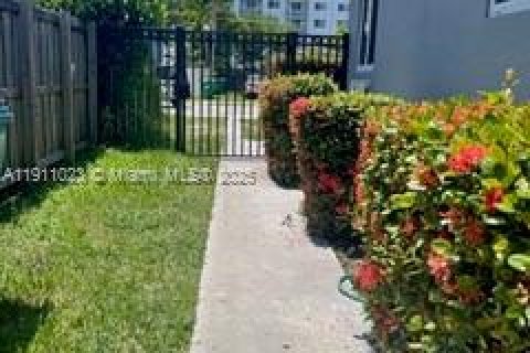 Immobilier commercial à vendre à Miami, Floride: 179.86 m2 № 1969044 - photo 1