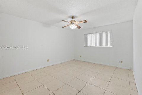 House in Davie, Florida 3 bedrooms, 181.44 sq.m. № 2044287 - photo 14