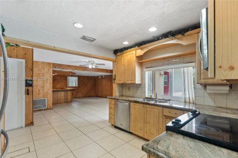 House in Davie, Florida 3 bedrooms, 181.44 sq.m. № 2044287 - photo 9