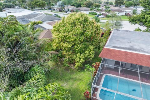 House in Davie, Florida 3 bedrooms, 181.44 sq.m. № 2044287 - photo 21