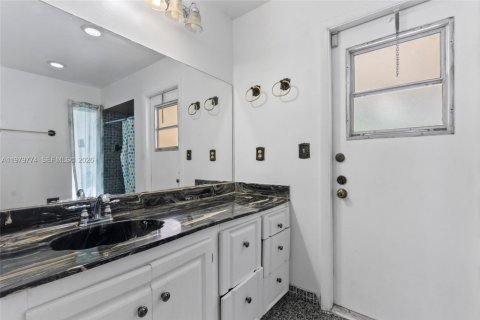 House in Davie, Florida 3 bedrooms, 181.44 sq.m. № 2044287 - photo 6