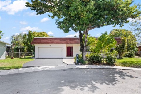 House in Davie, Florida 3 bedrooms, 181.44 sq.m. № 2044287