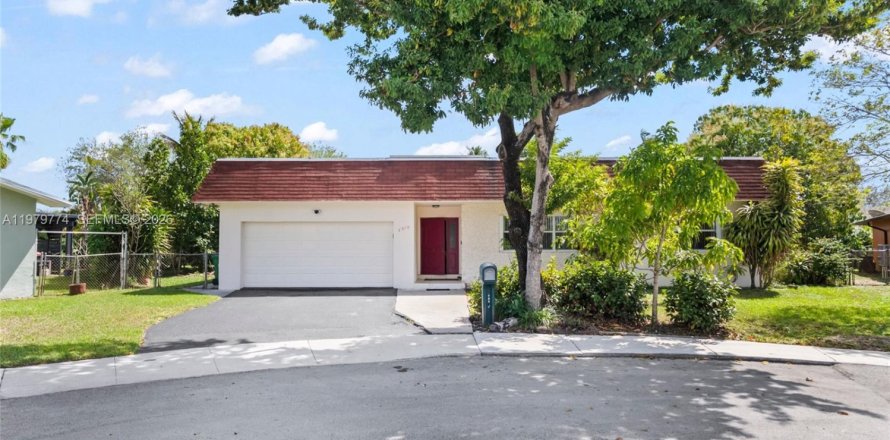 House in Davie, Florida 3 bedrooms, 181.44 sq.m. № 2044287