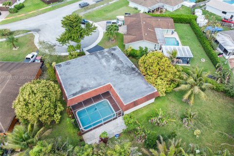 House in Davie, Florida 3 bedrooms, 181.44 sq.m. № 2044287 - photo 24