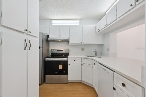Condo in Orlando, Florida, 2 bedrooms  № 2207565 - photo 13
