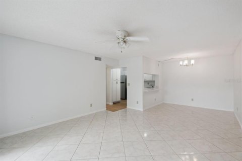 Condo in Orlando, Florida, 2 bedrooms  № 2207565 - photo 18