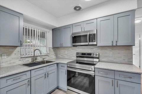 House in Treasure Island, Florida 2 bedrooms, 99.31 sq.m. № 1829250 - photo 4