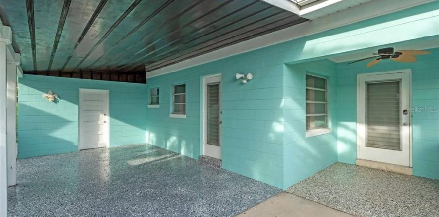 House in Treasure Island, Florida 2 bedrooms, 99.31 sq.m. № 1829250