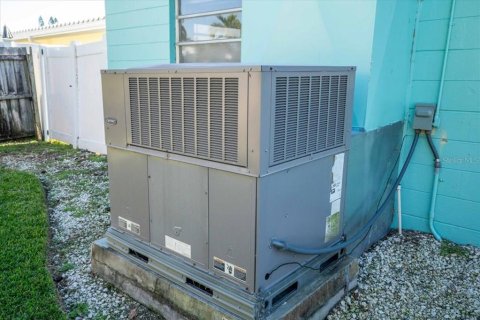 House in Treasure Island, Florida 2 bedrooms, 99.31 sq.m. № 1829250 - photo 17