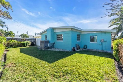House in Treasure Island, Florida 2 bedrooms, 99.31 sq.m. № 1829250 - photo 3