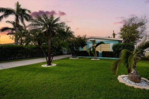 House in Treasure Island, Florida 2 bedrooms, 99.31 sq.m. № 1829250 - photo 2