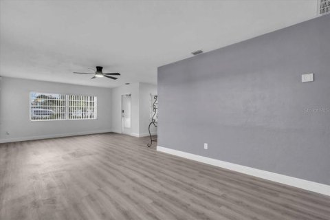 House in Treasure Island, Florida 2 bedrooms, 99.31 sq.m. № 1829250 - photo 12