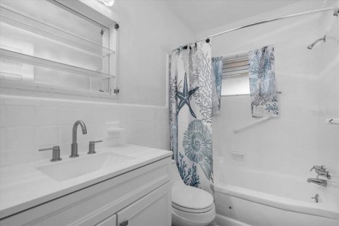 House in Treasure Island, Florida 2 bedrooms, 99.31 sq.m. № 1829250 - photo 8