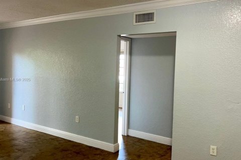 Condo in Hialeah, Florida, 2 bedrooms № 2082283 - photo 4