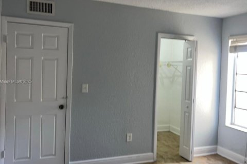 Condo in Hialeah, Florida, 2 bedrooms  № 2082283