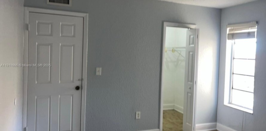 Condo in Hialeah, Florida, 2 bedrooms № 2082283