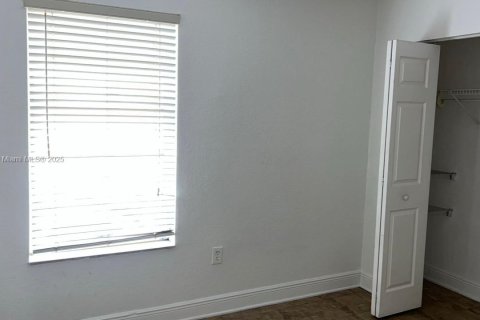 Condo in Hialeah, Florida, 2 bedrooms № 2082283 - photo 10