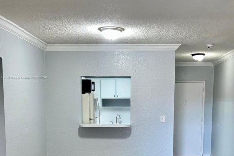 Condo in Hialeah, Florida, 2 bedrooms № 2082283 - photo 3