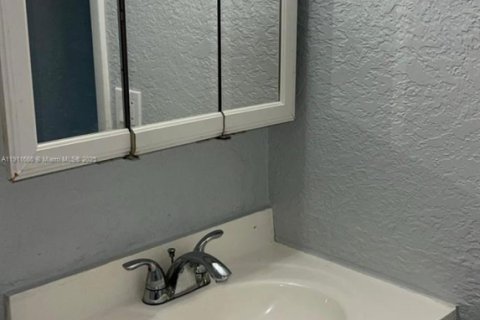 Condo in Hialeah, Florida, 2 bedrooms № 2082283 - photo 7