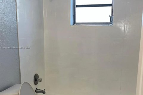Condo in Hialeah, Florida, 2 bedrooms № 2082283 - photo 9