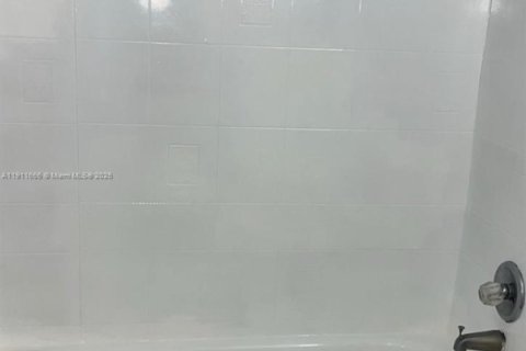 Condo in Hialeah, Florida, 2 bedrooms № 2082283 - photo 8