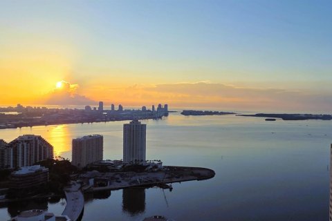 Снять в аренду кондоминиум в Майами, Флорида 3 комнаты, 133.41м2, № 2260214 - фото 3