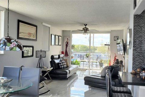 Appartement à louer à Miami, Floride: 2 chambres, 101.45 m2 № 1927785 - photo 1