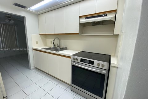 Купить коммерческую недвижимость в Майами, Флорида 304.91м2, № 2057331 - фото 6