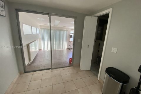 Купить коммерческую недвижимость в Майами, Флорида 304.91м2, № 2057331 - фото 28