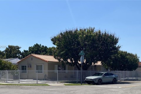 Коммерческая недвижимость в Майами, Флорида 304.91м2 № 2057331