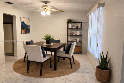 Купить коммерческую недвижимость в Майами, Флорида 304.91м2, № 2057331 - фото 4