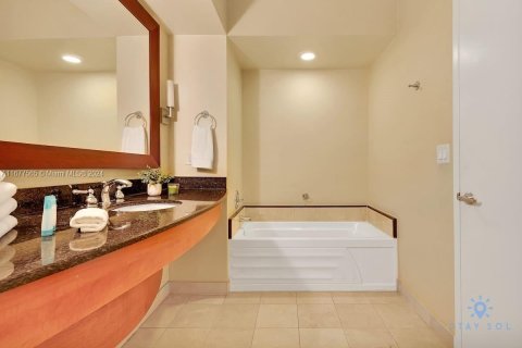 Copropriété à vendre à Sunny Isles Beach, Floride: 61.69 m2 № 1864537 - photo 10