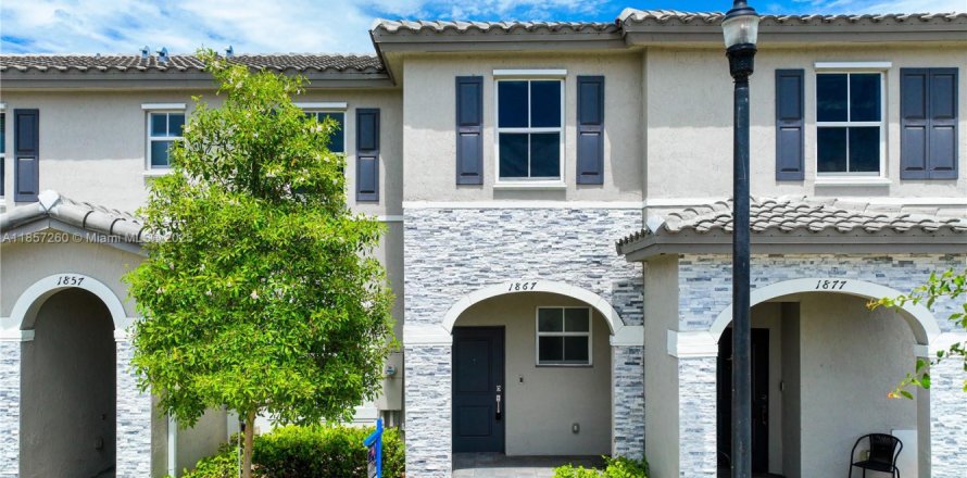 Townhouse in Homestead, Florida 3 bedrooms, 137.77 sq.m. № 1881481