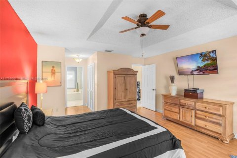 House in Miami, Florida 3 bedrooms, 169.18 sq.m. № 1864957 - photo 19