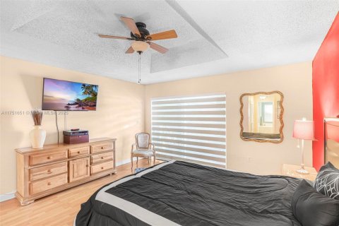 House in Miami, Florida 3 bedrooms, 169.18 sq.m. № 1864957 - photo 20