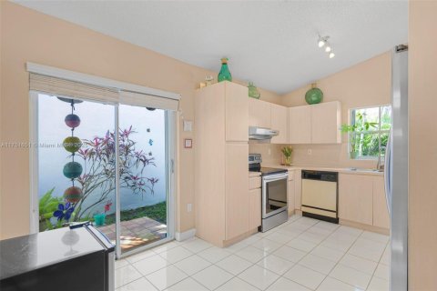 House in Miami, Florida 3 bedrooms, 169.18 sq.m. № 1864957 - photo 11