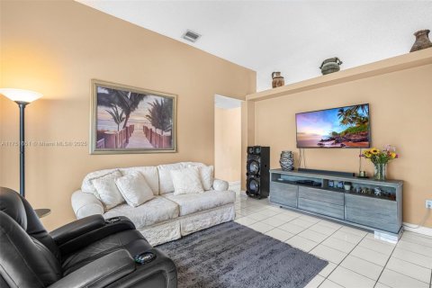 House in Miami, Florida 3 bedrooms, 169.18 sq.m. № 1864957 - photo 16